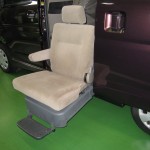 足の不自由な方や車いすからの乗り換えが容易です。