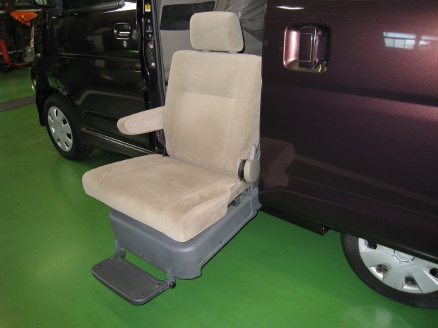足の不自由な方や車いすからの乗り換えが容易です。
