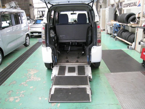 緩やかな傾斜で介助者にも負担なく乗車できます。