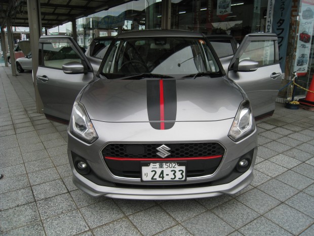 レーシングストライプがアクセントになってます！！