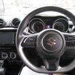 ブラック基調のスポーティな運転席!!