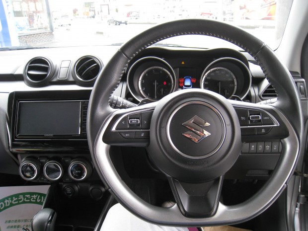 ブラック基調のスポーティな運転席！！