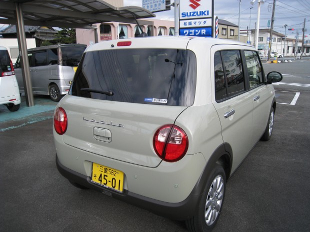 後ろ姿も個性的です。