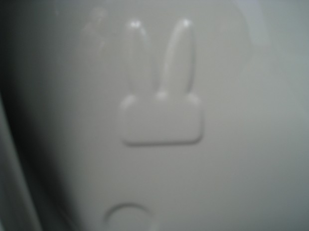 外から見えないサイドフレームにもウサギがプレスされてまるでディズニーランドのミッキーのような見つける楽しさがあります