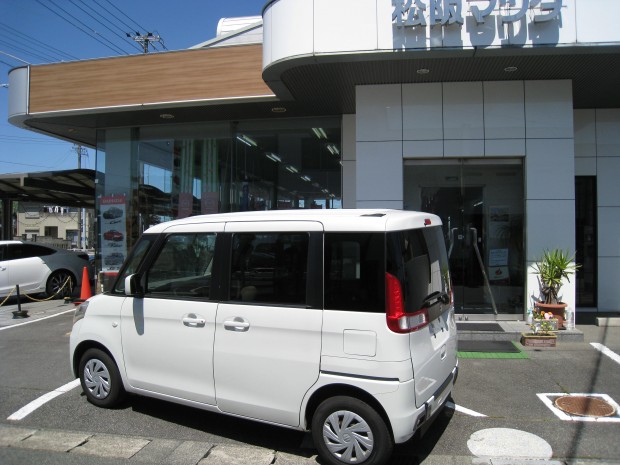 パールホワイト　フルホイルキャップ付きで乗用車仕様です。