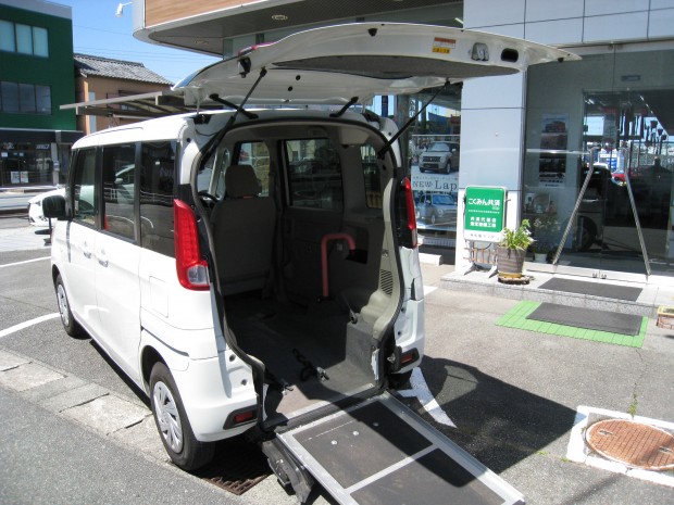 スロープの傾斜もなだらかで積み込みも安心です。