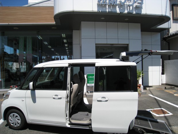 左右スライドドアで車いすのサポートも便利です。
