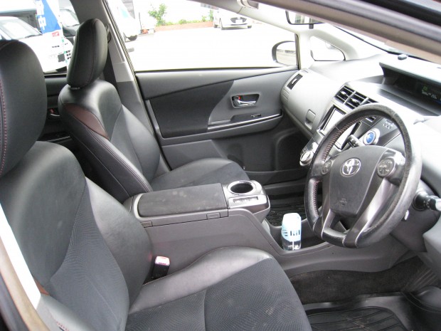 前席シート、ハンドルやや汚れあります